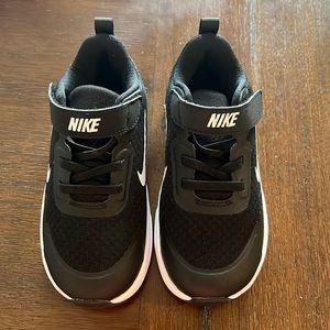 10C - Black/ White Nike Wear All Day - New w/box - Smoke Free Home